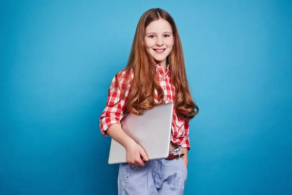 Chica sonriente con portátil — Foto de Stock