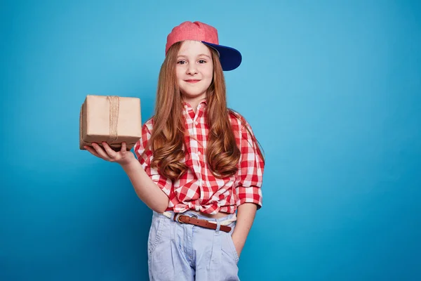 Chica sosteniendo una caja — Foto de Stock