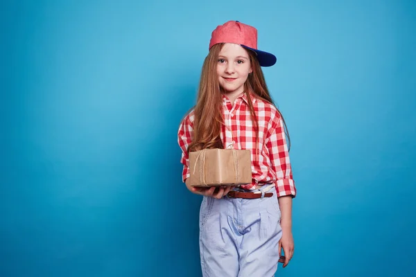 Menina com uma caixa de presente — Fotografia de Stock