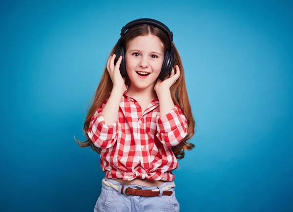 Girl listening to music — Stock Photo, Image