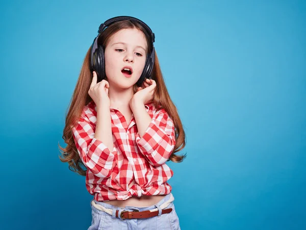 Fille écoute de la musique — Photo