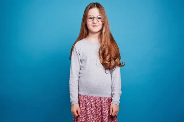 Menina sorridente em óculos — Fotografia de Stock