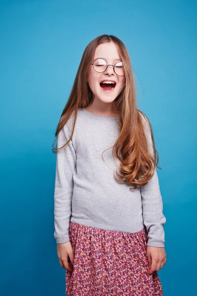 Křičí dívka s brýlemi — Stock fotografie
