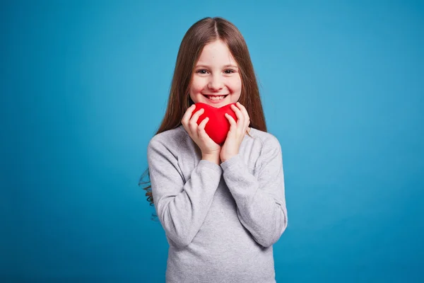 Menina com coração de brinquedo — Fotografia de Stock