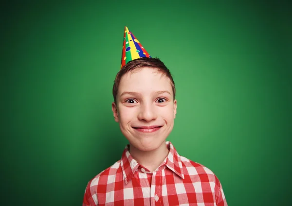 Menino em boné de aniversário — Fotografia de Stock