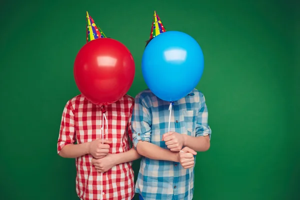 Δύο αγόρια πίσω από μπαλόνια — Φωτογραφία Αρχείου