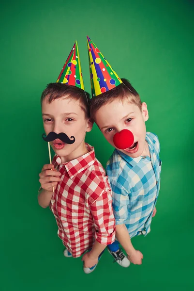 Irmãos celebrando dia de tolos — Fotografia de Stock