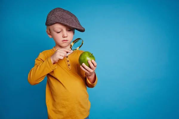 Αγόρι εξερεύνηση μήλο — Φωτογραφία Αρχείου