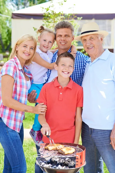 Bahçe partisi ile aile — Stok fotoğraf