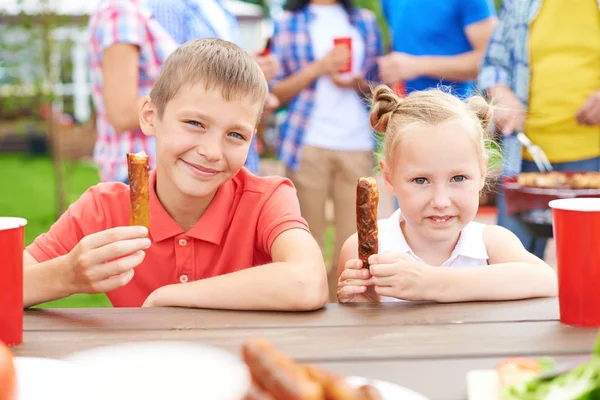 Little children at barbecue — Stock Photo, Image