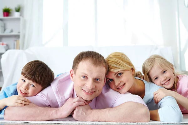 Retrato de família em casa — Fotografia de Stock