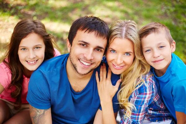 Glückliche Eltern mit Kindern — Stockfoto