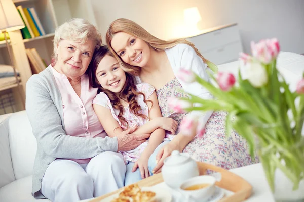 Gelukkig familie vrouwtjes — Stockfoto