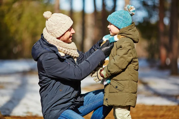 Far knotting scarf på son — Stockfoto