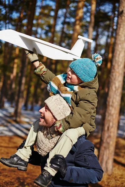 Çocukla oyuncak uçak — Stok fotoğraf