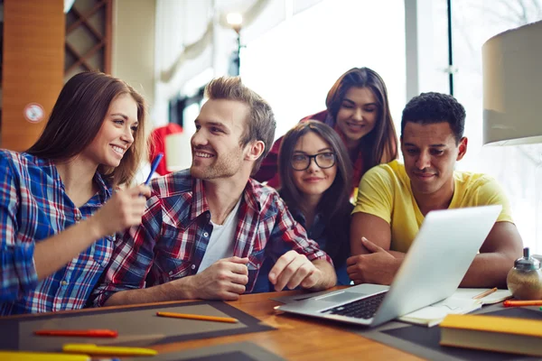 Estudiantes mirando a la computadora portátil — Foto de Stock