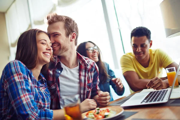 Estudantes a fazer pausa — Fotografia de Stock