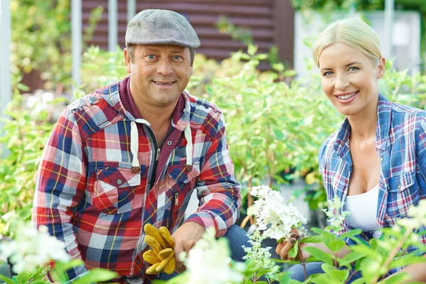 Twee boeren in de tuin — Stockfoto