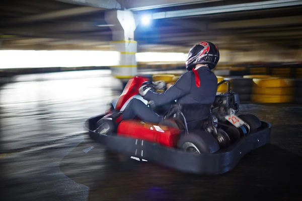 Zakenman die racen in go-kart Stockfoto