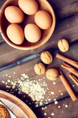 Yumurta, ceviz, tarçın ve Mısır gevreği