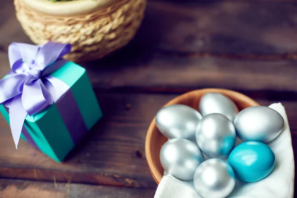 Срібні великодні яйця та подарункова коробка — стокове фото