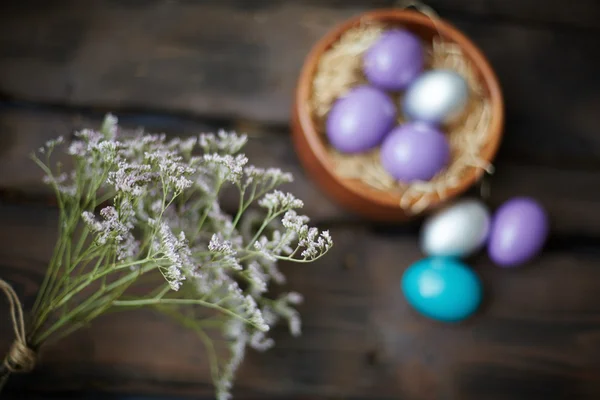 Blommor och färgglada påskägg — Stockfoto