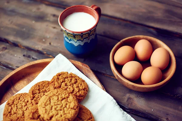 Gingersnaps with eggs and  milk — Stock Photo, Image