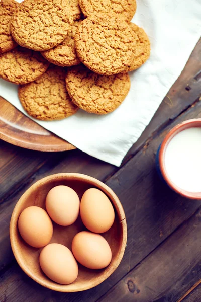 Gingersnaps with eggs and  milk — Stock Photo, Image