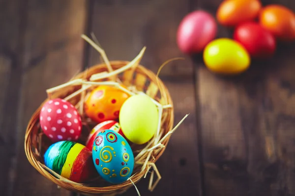 Easter eggs in wicker basket — Stock Photo, Image