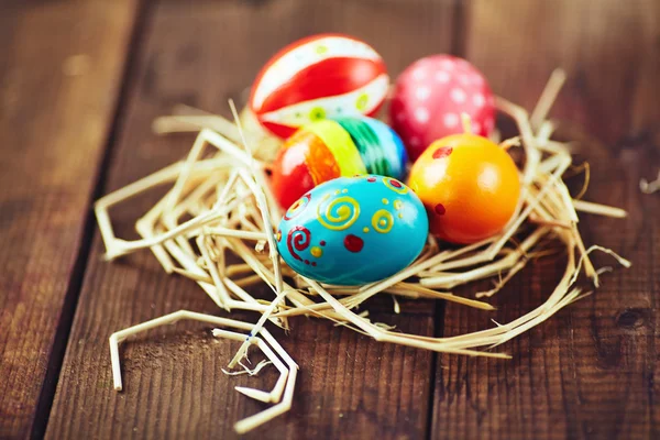 Velikonoční vejce v hnízdě seno — Stock fotografie