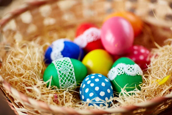 Húsvéti tojás széna a fészekben — Stock Fotó