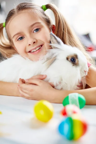 Ragazza abbracciando coniglio di Pasqua — Foto Stock