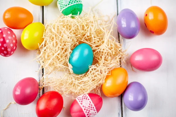 Huevos de Pascua y nido — Foto de Stock