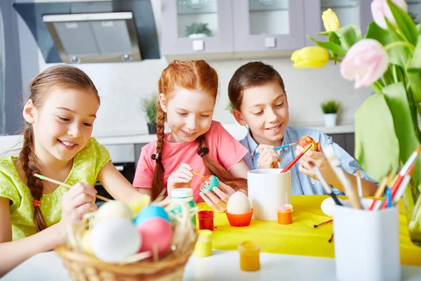 Children painting Easter eggs — Stock Photo, Image