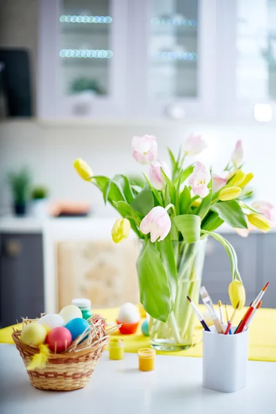 Påskägg med färger och penslar — Stockfoto