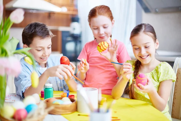 Niños pintando huevos de Pascua — Foto de Stock