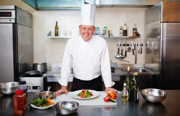 Chef masculino cocinando verduras — Foto de Stock