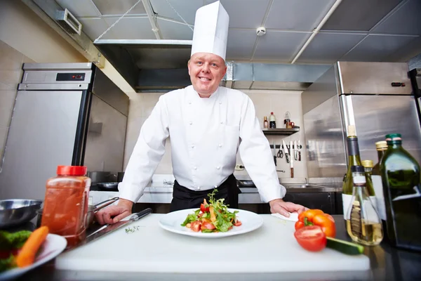 Male chef cooking vegetables — Stock Photo, Image