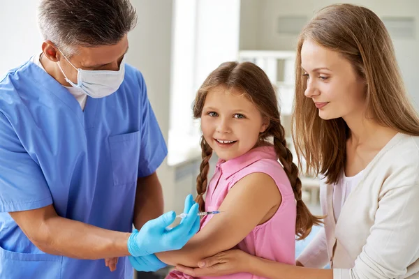 Doctor making injection to girl — Stock Photo, Image