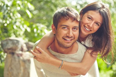 mutlu çift kucaklayan