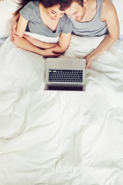 Çift yatakta dizüstü kullanarak