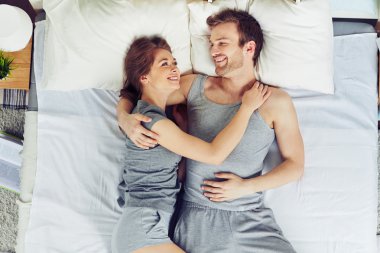 mutlu bir çift yatakta