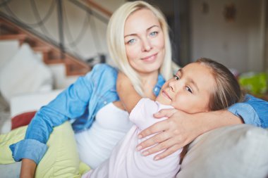 Anne ve Kız Sarılıyor