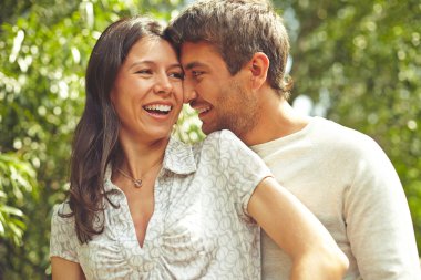 Flört birkaç gülüyor