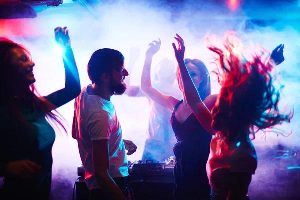 Young people dancing — Stock Photo, Image