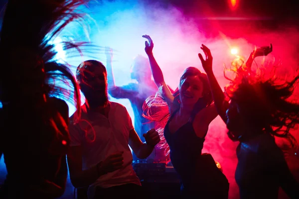 Pessoas que andam por aí na discoteca — Fotografia de Stock