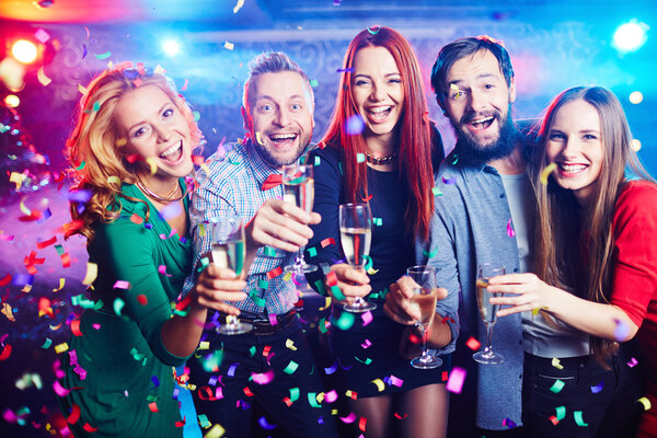 Menschen mit Sektflöten — Stockfoto