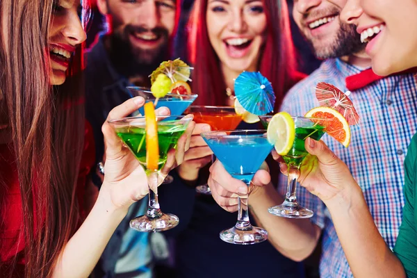 People clinking cocktails — Stock Photo, Image