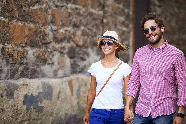 Jovem casal caminhando — Fotografia de Stock