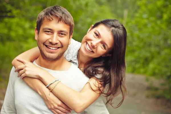 Portrait of couple embracing — Stockfoto